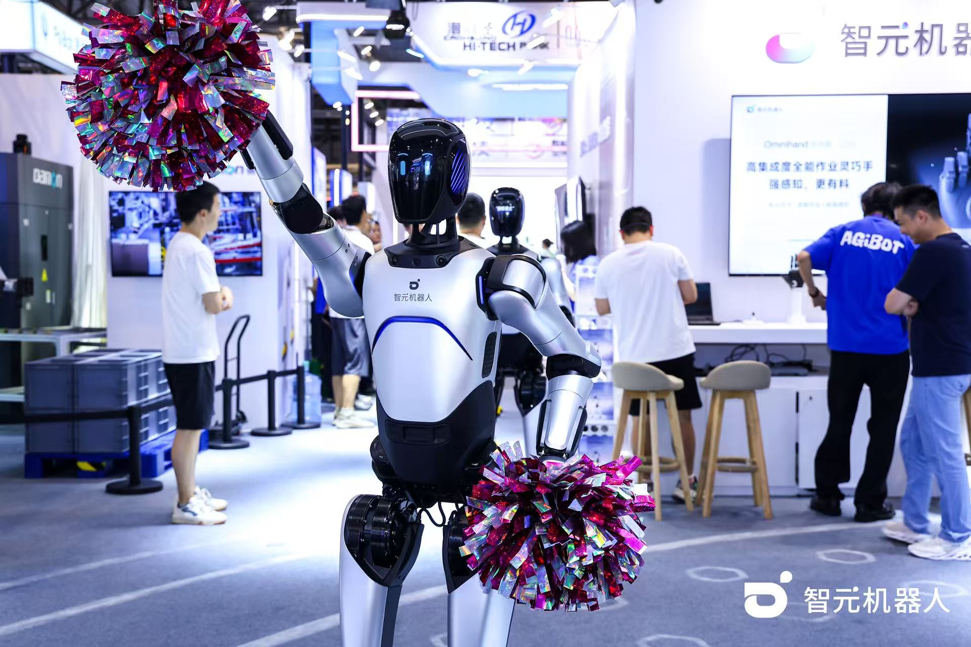 公海jcjc机器人 WAIC 首日展台火爆，机器人家族集体打工忙不停